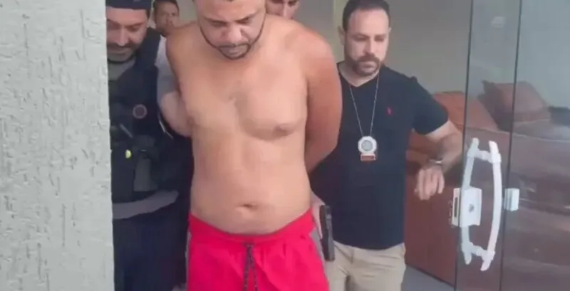 Traficante sendo levado pelos policiais
