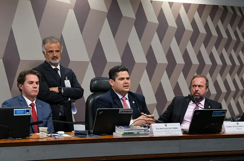 Imagem ilustrativa da imagem CCJ aprova PEC da Transição; texto vai ao Plenário