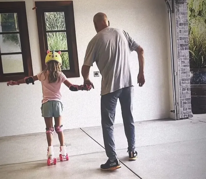 Bruce Willis brinca com a filha Evelyn, de 8 anos