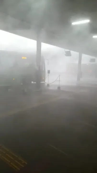 Imagem ilustrativa da imagem Chuva 'castiga' passageiros no terminal de Niterói; veja vídeo