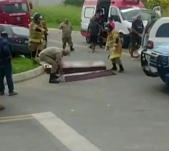 Caixão foi arremessado de carro funerário após acidente