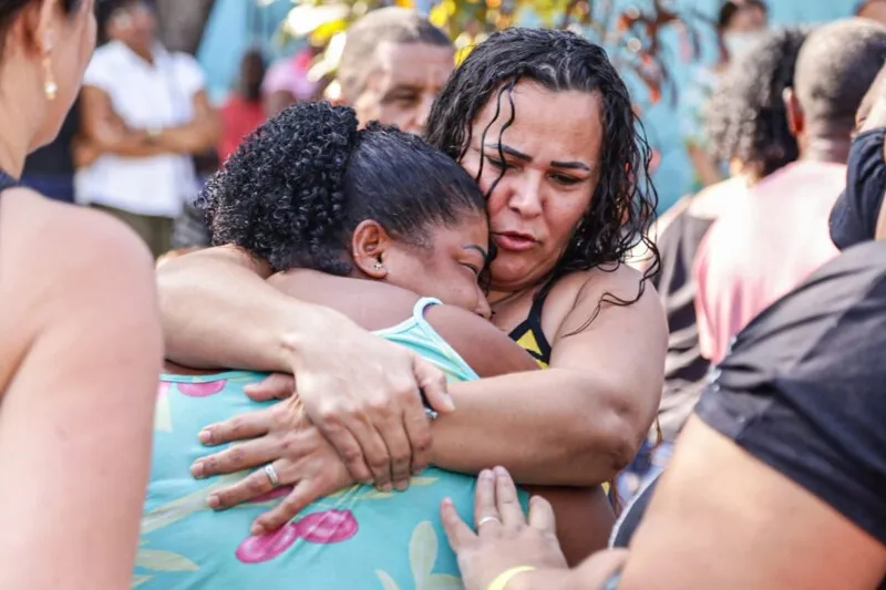 Mãe de Isabelli precisou ser amparada por amigos