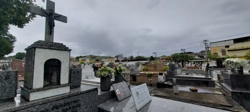 Cemitérios de São Gonçalo e Niterói recebem visitas ao longo do dia
