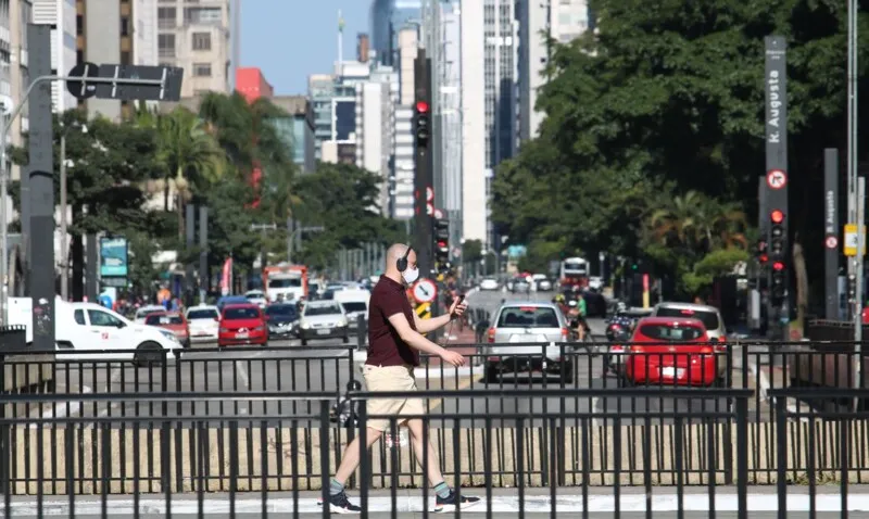 em várias cidades brasileiras, muitas pessoas mantém uso de máscaras