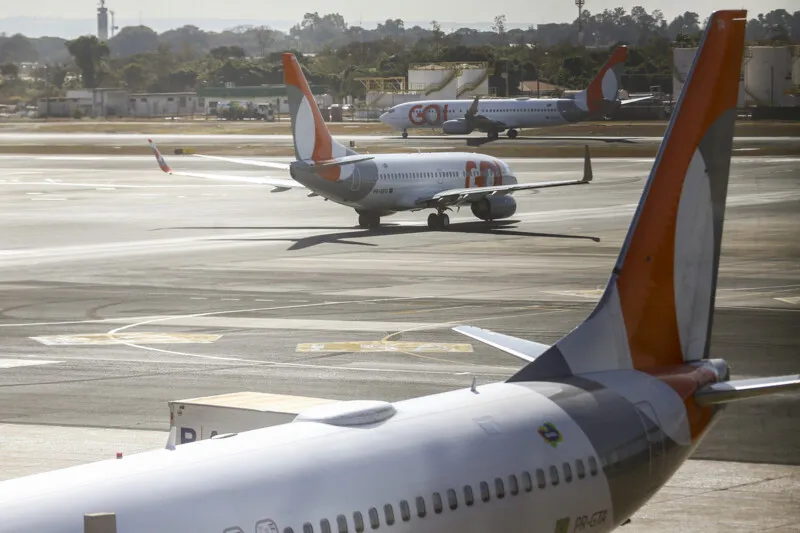 Os pilotos e comissários devem cruzar os braços todos os dias entre as 6h e 8h