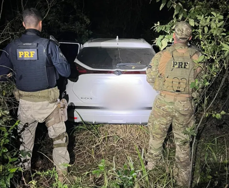 Nissan Kicks, com ocorrência de roubo, foi apreendido na Rua Laurindo Rabelo