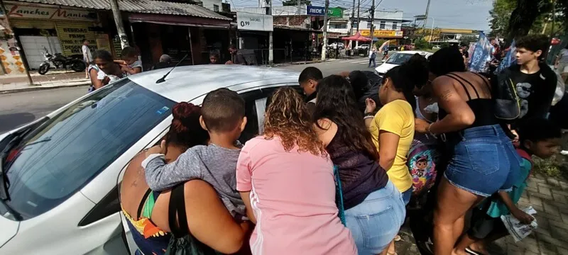 Na Praça da Trindade carros param para distribuir