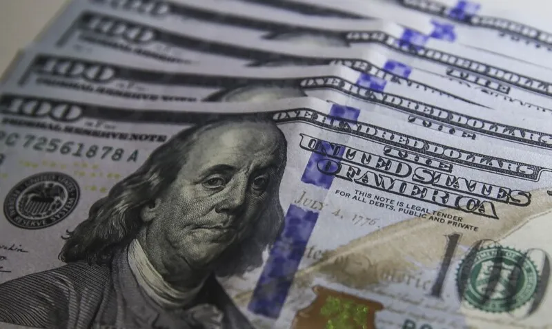 Com o desempenho, o dólar acumula queda de 13,7% em 2022