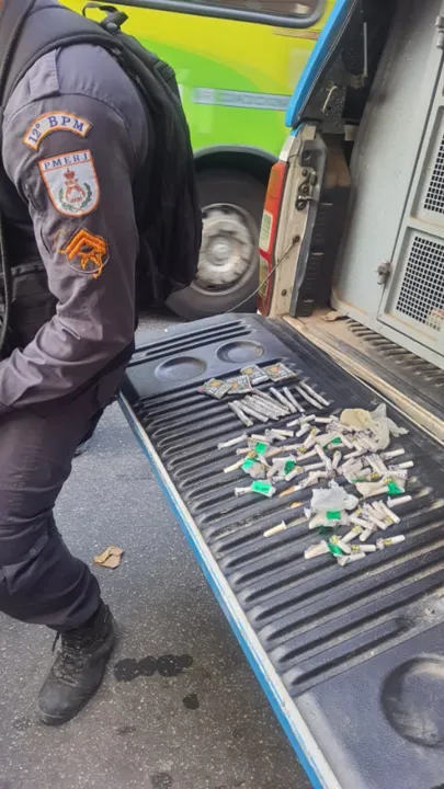 O homem, segundo a polícia, estava de mochila com 90 cápsulas de cocaína e 40 trouxinhas de maconha