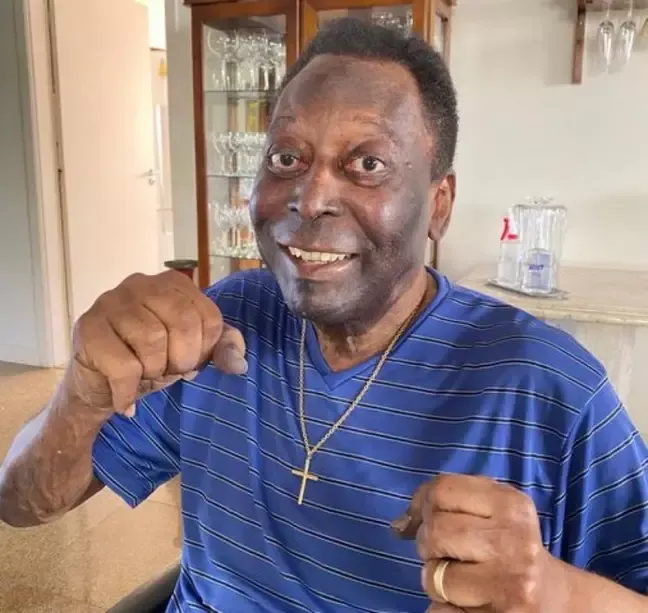 Pelé recebe alta médica do hospital