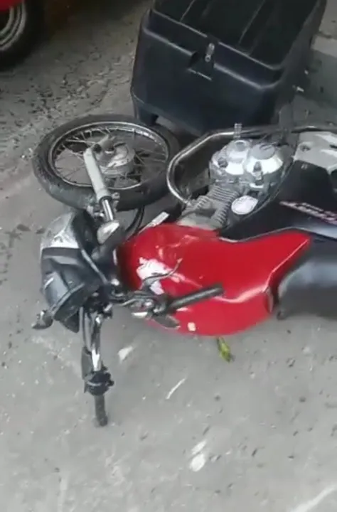 O jovem teria colidido com um caminhão
