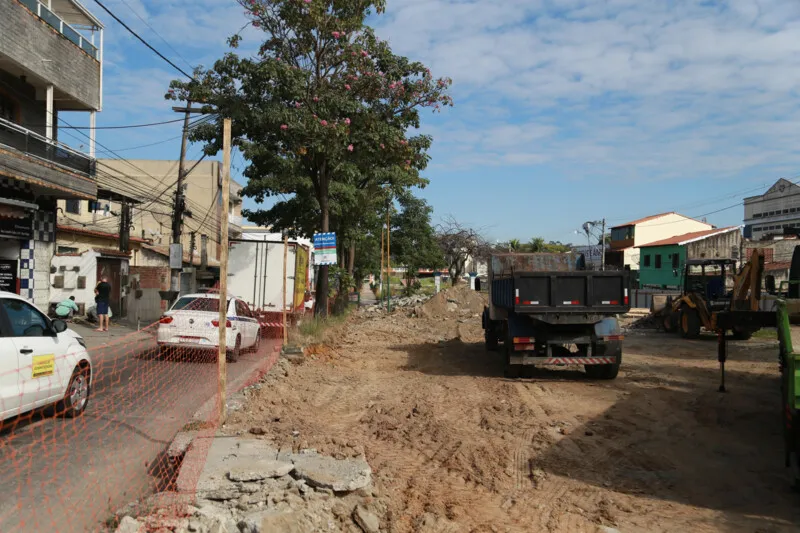 Também estão incluídas melhorias na infraestrutura de drenagem, readequação dos níveis da praça para a garantia da acessibilidade