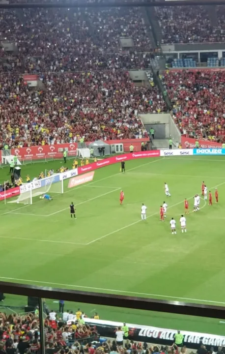 Carlos Germano pega pênalti de Zico e é vaiado no 'Jogo das