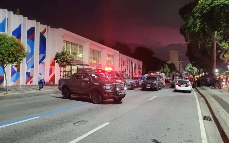A mulher não se feriu, porém, está em observação no Hospital Municipal Souza Aguiar