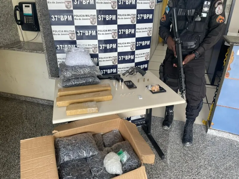 Foram apreendidos um revólver, uma réplica de pistola, 16 mil pinos de cocaína, 3 tabletes de maconha, uma balança digital e pedras de crack