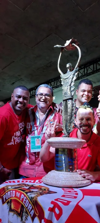 Imagem ilustrativa da imagem Gonçalenses recebem troféu da Série Ouro na quadra da Porto da Pedra