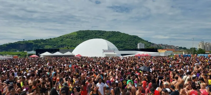 Tradicional bloco reuniu mais de 15 mil pessoas no Caminho Niemeyer