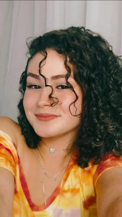 Lívia é de família de músicos e procura aprofundar influências na  MPB