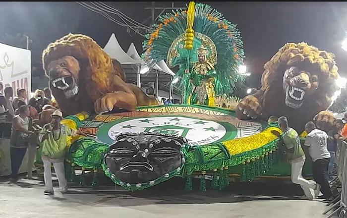 Problema em uma das alegorias comrometeu desfile