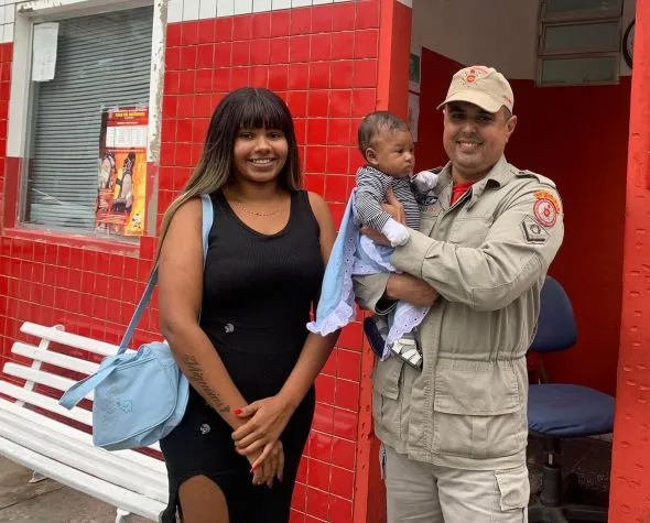 Bombeiros salvaram a vida da criança