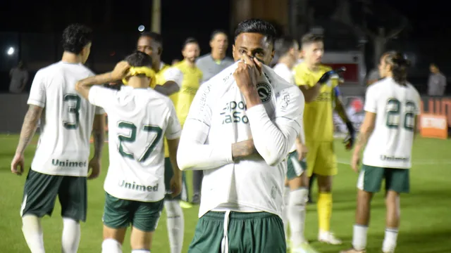 Jogadores do Goiás e do Vasco  deixaram campo de jogo com ajuda da polícia