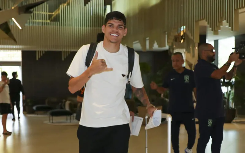 Ayrton Lucas se apresenta à seleção brasileira.