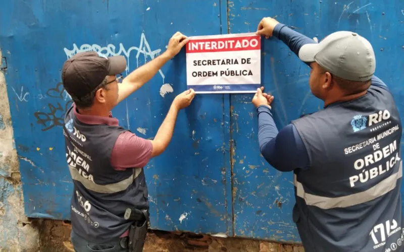 Durante a operação de interdição, foram encontrados diversos facões e duas caçambas que estavam estacionadas de forma irregular na via pública