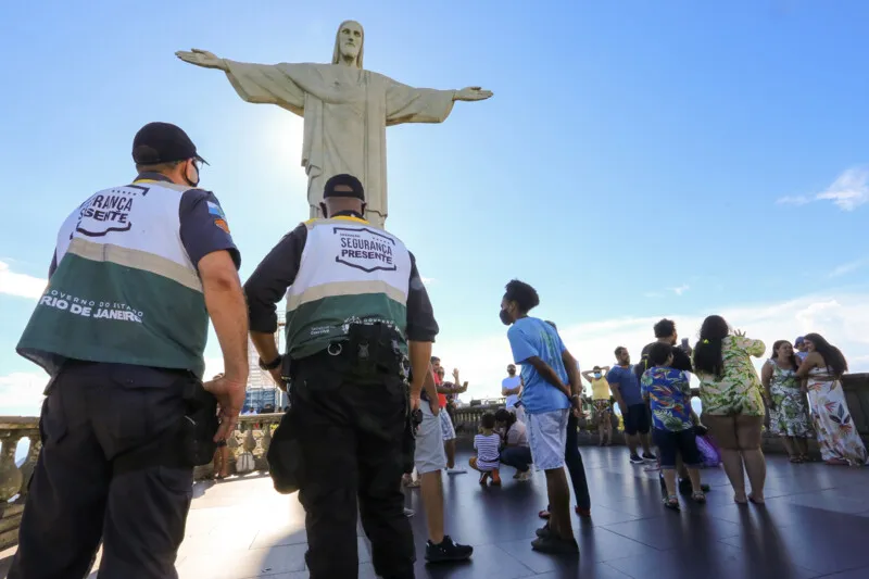 Os três pichadores retornaram ao Cristo para limpar o muro voluntariamente