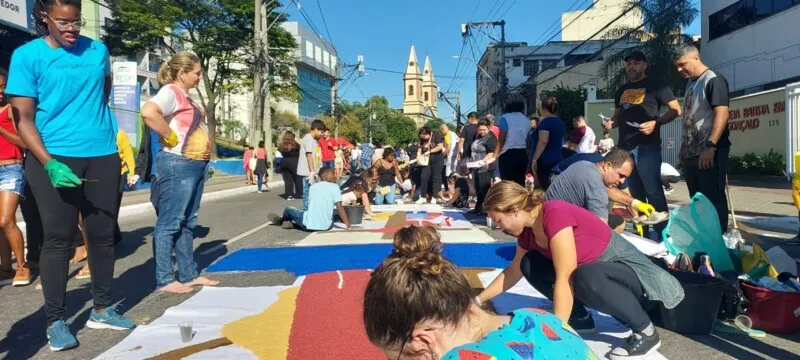 A confecção dos tapetes iniciou às sete horas desta quinta-feira