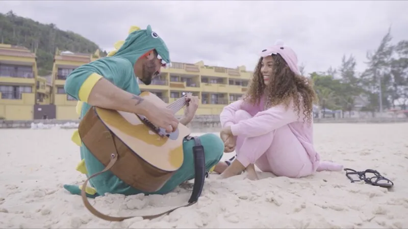Clipe conta com participação especial da atriz Paola Poliny