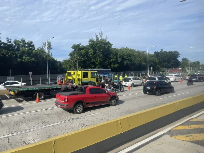 Incidente envolvendo carros e moto parou a Ponte e seus acessos