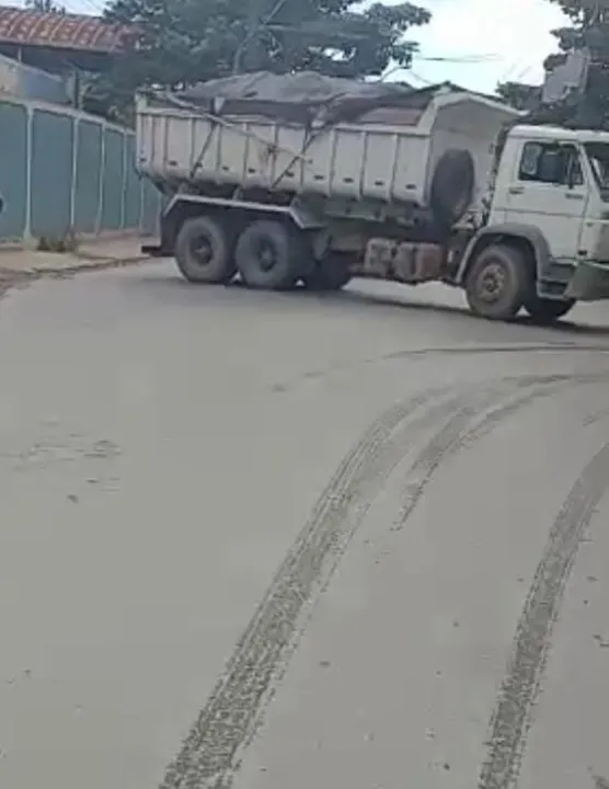 Um caminhão foi atravessado na pista