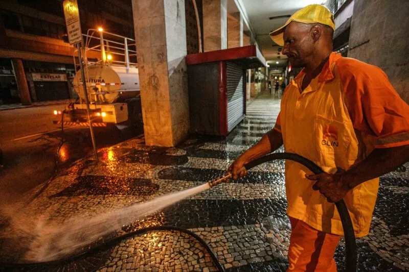 O serviço de lavagem é realizado periodicamente nas principais ruas e avenidas da cidade