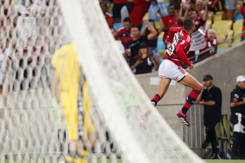 Imagem ilustrativa da imagem Em jogo eletrizante, Flamengo vence o Vasco e leva vantagem para jogo decisivo