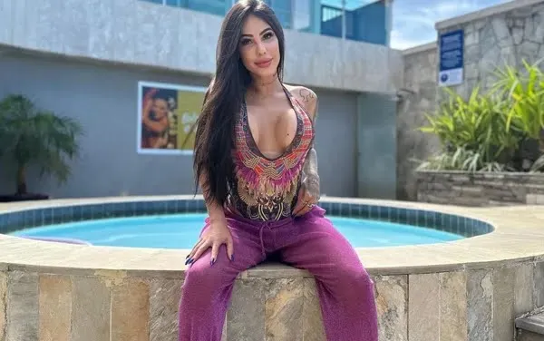 Yeda Freitas reúne 33 mil seguidores nas redes sociais e em seu perfil, afirma ser "natural de Goiânia e mãe de gêmeos"