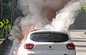 Carro pega fogo na subida da serra de Petrópolis