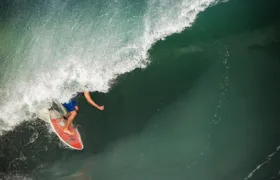 Ondas de quatro metros fazem a festa dos surfistas em Itacoatiara