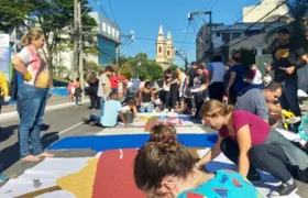 Voluntários iniciam a confecção do tapete de sal de São Gonçalo