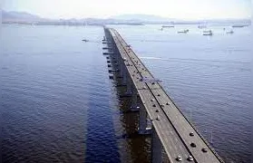 Carro capota e congestiona trânsito na ponte Rio-Niterói