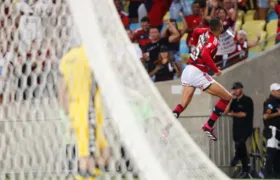 Em jogo eletrizante, Flamengo vence o Vasco e leva vantagem para jogo decisivo