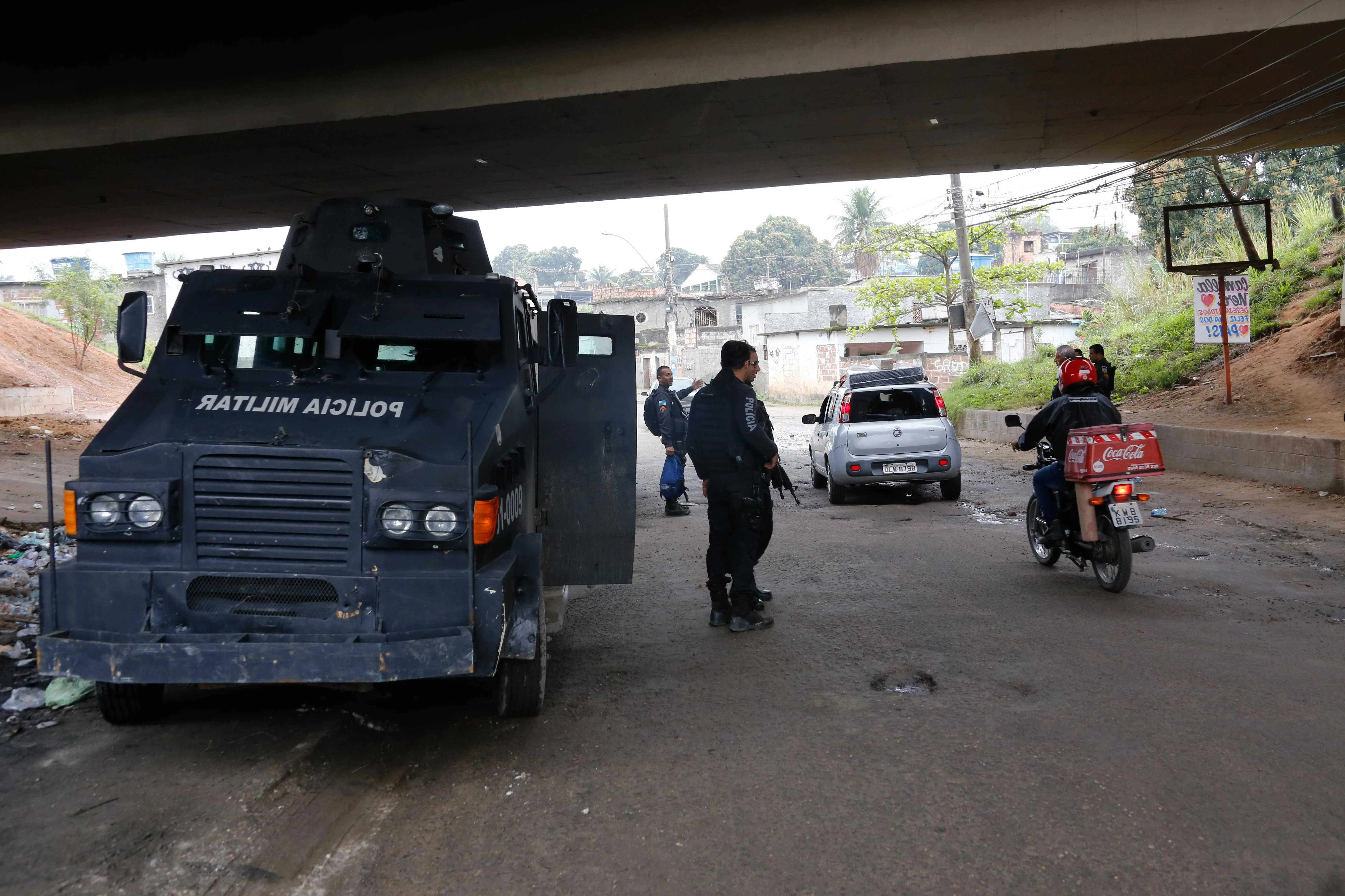 Os policiais utilizaram um veículo blindado na operação montada para tentar localizar o traficante Luis Fernando Rodrigues de Souza