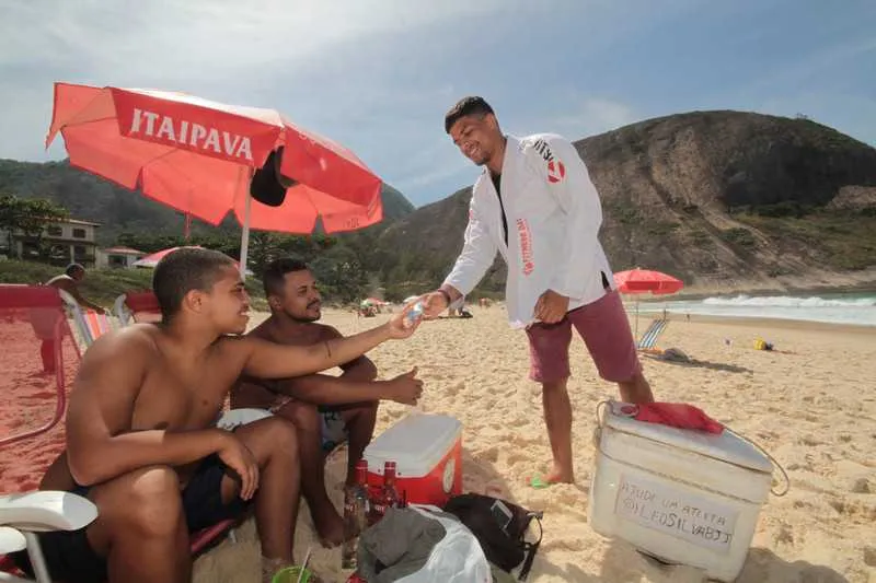 Atleta vende sorvetes de iogurte na Praia de Itacoatiara para disputar campeonatos de jiu-jitsu