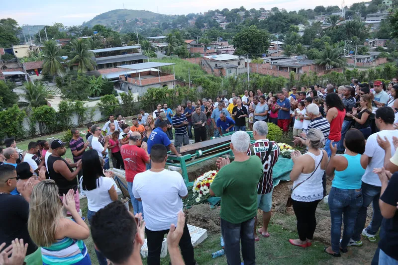 Enterro de Cléber Victorino Pacheco que foi morto com um tiro na Amendoeira