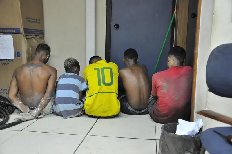 Os cinco jovens foram levados para a 74ª DP, dois deles foram liberados após depoimento