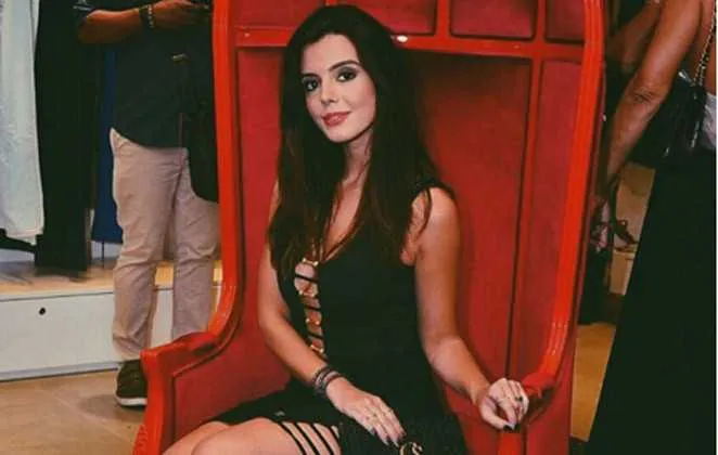 No ar em Sol Nascente, da Globo, como Milena, Giovanna Lancellotti aproveitou um momento de folga para comparecer na inauguração da loja Carmem Steffens, em Niterói, na noite da última quinta-feira (24). 
Dona de um corpão, a atriz apostou em um look que contava com um decote. Sempre simpática, Giovanna atendeu a imprensa e chegou a posar para os fotógrafos.