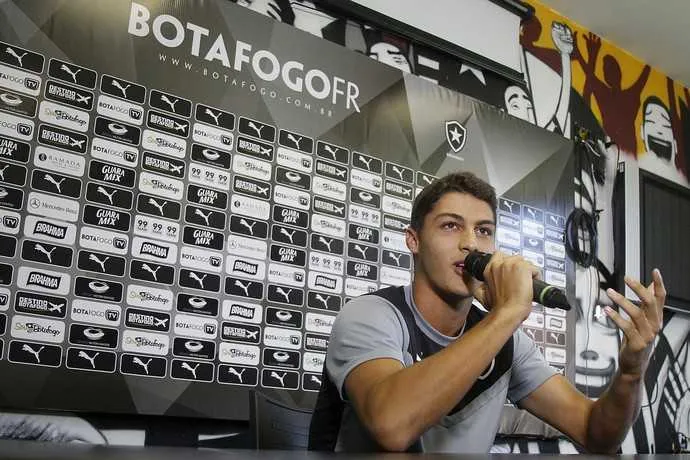 Marcinho, lateral-direito, é o provável substituto de Alemão