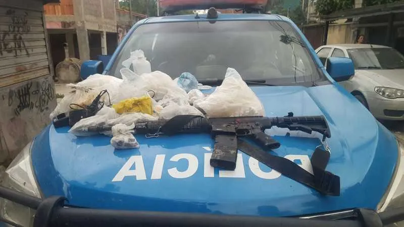 Segundo a PM, suspeitos armados com fuzis atacaram policiais a tiros na Favela do Pica-Pau