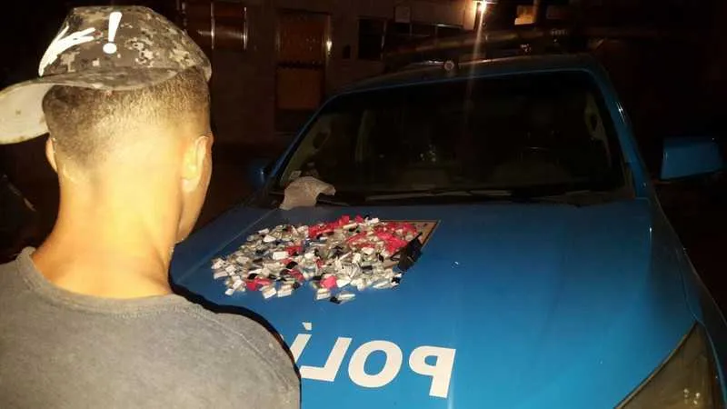 Segundo a polícia, Hudson estava com drogas e ‘radinho’