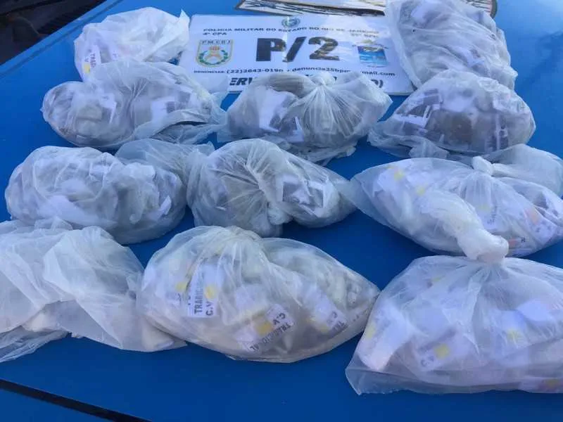 Segundo a Polícia Militar o menor estava com os entorpecentes