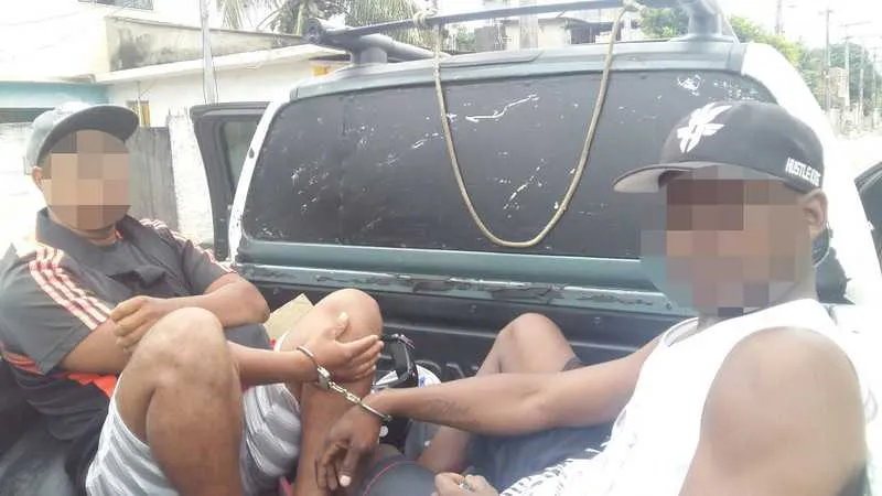 Os homens presos pela PM na operação de ontem são levados para a delegacia do Alcântara